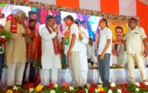 Read more about the article ଓଡ଼ିଶାରେ ମଜଭୁତ ହେଉଛି ବିଜେପି! କେନ୍ଦ୍ର ମନ୍ତ୍ରୀ ଧର୍ମେନ୍ଦ୍ର ପ୍ରଧାନଙ୍କ ଉପସ୍ଥିତିରେ ପଦ୍ମ ଧରିଲେ ବିଜେଡି ଓ କଂଗ୍ରେସର ଶତାଧିକ ନେତା