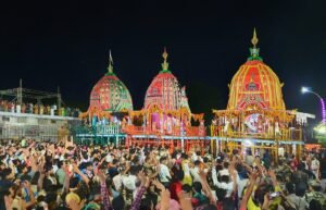 Read more about the article ବାହୁଡ଼ିଲେ ଚକା ଆଖି ଭାଇ ଭଉଣୀଙ୍କୁ ଘେନି