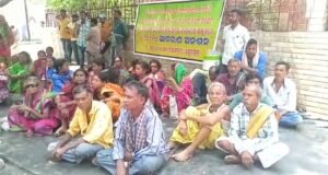 Read more about the article ଜବରଦଖଲ ଉଚ୍ଛେଦ ଦାବି: ଜିଲ୍ଲାପାଳଙ୍କ କାର୍ଯ୍ୟାଳୟ ସମ୍ମୁଖରେ ଆମରଣ ଅନଶନରେ ବସିଛନ୍ତି ପୁରୁଣାଗଡ଼ବାସୀ