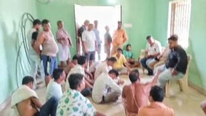 Read more about the article ସମାଧାନ ହେଉନି ଲାଇନ ସମସ୍ୟା: ବିଦ୍ୟୁତ କର୍ମଚାରୀଙ୍କୁ ବାନ୍ଧିଲେ ଗାଁ ଲୋକ