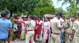 Read more about the article ପାଣି ପାଇଁ ୨ କିଲୋମିଟର ଯାତ୍ରା, ଅତିଷ୍ଠ ହୋଇ ରାସ୍ତା ଅବରୋଧ କଲେ ମୁଣ୍ଡା ବଜାର ବସ୍ତି ବାସିନ୍ଦା; ତହସିଲଦାରଙ୍କ ପ୍ରତିଶ୍ରୁତି ପରେ ହଟିଲା ଧାରଣା