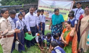 Read more about the article ୭୪ ତମ ବନମହୋତ୍ସବ: ଅନ୍ନପୂର୍ଣ୍ଣା ପରିବାର ପକ୍ଷରୁ ବୃକ୍ଷରୋପଣ ଆୟୋଜିତ