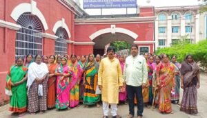 Read more about the article ନିଜ ଅଞ୍ଚଳରେ ରାସନ ସାମଗ୍ରୀ ଦେବାକୁ ଉପଜିଲ୍ଲାପାଳଙ୍କ କାର୍ଯ୍ୟାଳୟର ଦ୍ୱାରସ୍ଥ ହେଲେ ହୁଲୁରିସିଂହା ୱାର୍ଡ ବାସୀ