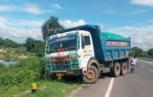 Read more about the article ରାସ୍ତା କଡ଼ରେ ଥିବା ଖୁଣ୍ଟିକୁ ଧକ୍କା ଦେଲା ହାଇୱା, କେହି ମୃତାହତ ହୋଇ ନଥିବା ସୂଚନା