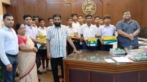 Read more about the article କଥା ରଖିଲେ ଫାଇଭ ଟି ସଚିବ: ବାସ୍କେଟବଲ ଟିମ୍‌ ପିଲାଙ୍କ ପାଇଁ ପଠାଇଲେ ଉପହାର