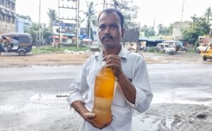 Read more about the article ଟାଙ୍କିରୁ ପେଟ୍ରୋଲ ବଦଳରେ ବାହାରୁଛି ପାଣି, ଅଭିଯୋଗ ପରେ ଗଣ୍ଡଗୋଳ କରୁଛନ୍ତି କର୍ମଚାରୀ