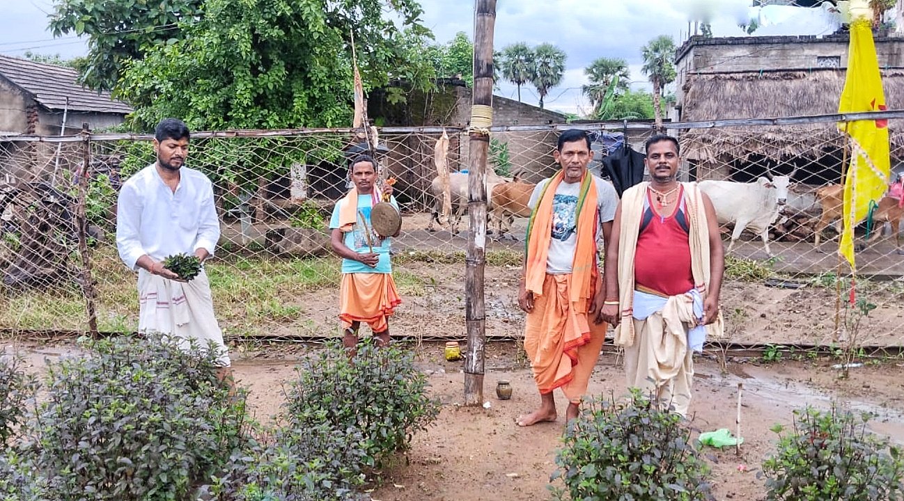 You are currently viewing ମହାପ୍ରଭୁଙ୍କ ସେବାରେ ଅନୁଗୁଳର ବଡ଼କେରଜାଙ୍ଗବାସୀ, ଶ୍ରୀମନ୍ଦିରକୁ ଯୋଗାନ୍ତି ତୁଳସୀ ଓ ସୁଗନ୍ଧିତ ପୁଷ୍ପ