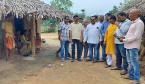 Read more about the article ବଳି ଦିଆଯାଇଥିବା ନାବାଳକର ପରିବାର ଲୋକଙ୍କୁ ଭେଟିଲେ ବିଜେପିର ପ୍ରତିନିଧି ମଣ୍ଡଳୀ, ଦୋଷୀକୁ କଠୋର ଦଣ୍ଡ ଦେବାକୁ ଦାବି