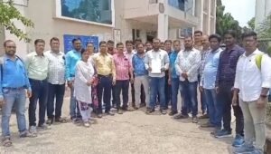 Read more about the article ୬ ଦଫା ଦାବିରେ ଓଡ଼ିଶା ଗ୍ରାମ୍ୟ କୃଷି କର୍ମଚାରୀ ଓ ମହିଳା ଗ୍ରାମ୍ୟ କୃଷି କର୍ମଚାରୀ ସଂଘ ପକ୍ଷରୁ ଜିଲ୍ଲାପାଳଙ୍କୁ ଦାବି ପତ୍ର