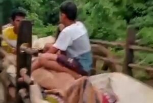 Read more about the article ଖରାପ ରାସ୍ତା ଯୋଗୁଁ ରୋଗୀ ହନ୍ତସନ୍ତ: ଆସିପାରିଲାନି ଆମ୍ବୁଲାନ୍ସ, ଶଗଡ଼ରେ ବୁହା ହୋଇ ଗଲେ ହସ୍ପିଟାଲ