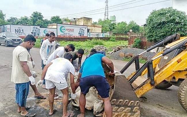 You are currently viewing ଧ୍ୟାନ ଦେଲାନି ପ୍ରଶାସନ: ଦୁର୍ଘଟଣାରେ ମୃତ ୭ ଗୋରୁଙ୍କୁ ଶ୍ମଶାନରେ ପୋତିଲେ ସ୍ଥାନୀୟ ଯୁବକ