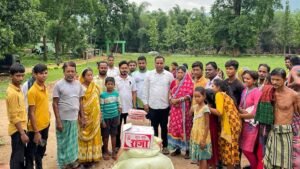 Read more about the article ଟିକରପଡ଼ା ବନ୍ୟା ପ୍ରଭାବିତ ଲୋକଙ୍କୁ ଶୁଖିଲା ଖାଦ୍ୟ ବଣ୍ଟନ କଲେ ବସୁଧା ଉପଦେଷ୍ଟା ଦିନେଶ ପ୍ରଧାନ