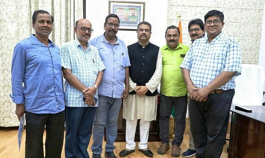 You are currently viewing ନୂଆଦିଲ୍ଲୀରେ କେନ୍ଦ୍ରମନ୍ତ୍ରୀ ଧର୍ମେନ୍ଦ୍ର ପ୍ରଧାନଙ୍କୁ ଭେଟି କେନ୍ଦ୍ରୀୟ ବିଦ୍ୟାଳୟ ପାଇଁ ଦାବି କଲେ କିଶୋର କ୍ଲବର କର୍ମକର୍ତ୍ତା