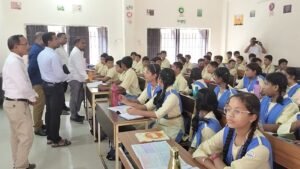 Read more about the article ଛେଣ୍ଡିପଦା ବ୍ଲକର ବିଭିନ୍ନ ସ୍କୁଲ ପରିଦର୍ଶନ କରି ଛାତ୍ରଛାତ୍ରୀଙ୍କ ସହ ମତ ବିନିମୟ କଲେ ବିଦ୍ୟାଳୟ ଓ ଗଣଶିକ୍ଷା ବିଭାଗର ଉପଦେଷ୍ଟା