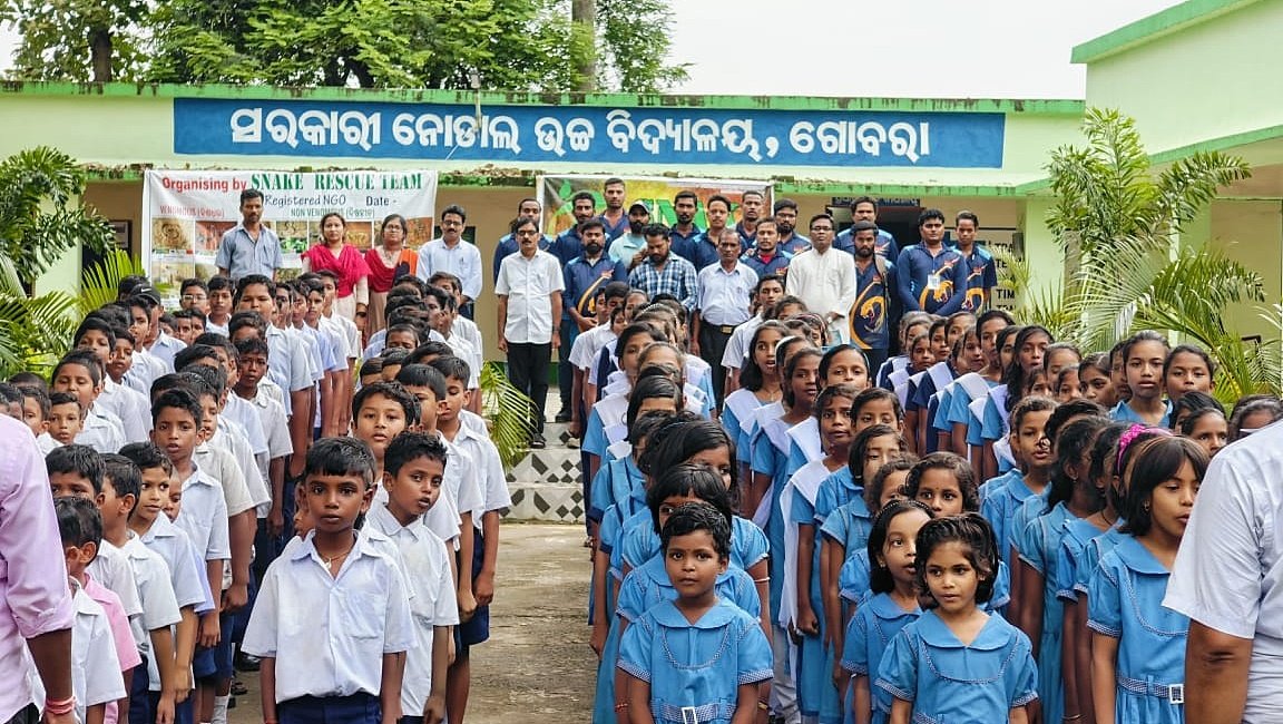 You are currently viewing ଅନ୍ଧବିଶ୍ୱାସକୁ ନା’, ଡାକ୍ତରୀ ଚିକିତ୍ସାକୁ ହଁ: ସାପଙ୍କ ପ୍ରତି ସତର୍କ ରହିବାକୁ ସ୍କୁଲ ପିଲାଙ୍କୁ ସଚେତନ କଲେ ସ୍ନେକ୍ ରେସ୍କ୍ୟୁ ଟିମ୍