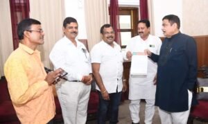 Read more about the article କେନ୍ଦ୍ରମନ୍ତ୍ରୀ ଧର୍ମେନ୍ଦ୍ର ପ୍ରଧାନ ଓ ନୀତିନ ଗଡ଼କରୀଙ୍କୁ ଭେଟିଲେ ଅନୁଗୁଳ ବିଜେପି ଜିଲ୍ଲା ସଭାପତି, ଜିଲ୍ଲାର ବିଭିନ୍ନ ସମସ୍ୟା ନେଇ କଲେ ଆଲୋଚନା