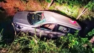 Read more about the article ଭାରସାମ୍ୟ ହରାଇ ୫ ଫୁଟ ତଳକୁ ଖସିଲା କାର, ଅଳ୍ପକେ ବର୍ତ୍ତିଲେ ଚାଳକ ଓ ୨ ଯାତ୍ରୀ