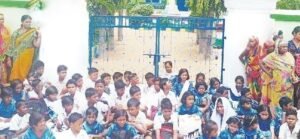 Read more about the article ପ୍ରଧାନ ଶିକ୍ଷକଙ୍କ ଅନ୍ୟତ୍ର ବଦଳିକୁ ବିରୋଧ, ନୂଆ ଶିକ୍ଷକ ନିଯୁକ୍ତି ଦାବିରେ ସ୍କୁଲରେ ତାଲା ପକାଇଲେ ଛାତ୍ରଛାତ୍ରୀ ଓ ଅଭିଭାବକ
