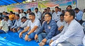 Read more about the article ବିଭିନ୍ନ ଦାବି ନେଇ ଆନ୍ଦୋଳନରେ ବସିଛନ୍ତି ଅନୁଗୁଳର ପଞ୍ଚାୟତ ନିର୍ବାହୀ ଅଧିକାରୀ, ଠପ୍ ହୋଇଛି କାମ