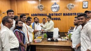 Read more about the article ବେକାରୀ ସମସ୍ୟାକୁ ମୂଳ ପୋଛ କରିବାକୁ ରାସ୍ତାକୁ ଓହ୍ଲାଇଲା ଅନୁଗୁଳ ଜିଲ୍ଲା ଛାତ୍ର କଂଗ୍ରେସ, ମୁଖ୍ୟମନ୍ତ୍ରୀଙ୍କୁ ଦାବିପତ୍ର ପ୍ରଦାନ