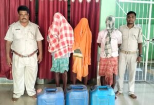 Read more about the article ବିପୁଳ ଦେଶୀ ମହୁଲି ମଦ ଓ ପୋଚ ଜବତ, ୩ ଗିରଫ