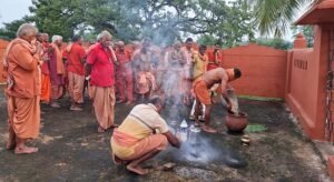 Read more about the article ମହିମା ସ୍ୱାମୀଙ୍କୁ ସମର୍ପିତ ହେଲା ନୂଆ ଶସ୍ୟ: ଅଙ୍ଗାରବନ୍ଧ ଅଲେଖ ମହିମା ଧାମରେ ନବାନ୍ନ ଭକ୍ଷଣ ଉତ୍ସବ ପାଳିତ