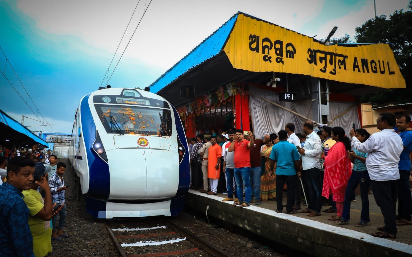 You are currently viewing ଲୋକାର୍ପିତ ବନ୍ଦେ ଭାରତ ଏକ୍ସପ୍ରେସରେ ଢେଙ୍କାନାଳ ଓ ଅନୁଗୁଳ ଗଲେ କେନ୍ଦ୍ରମନ୍ତ୍ରୀ ଧର୍ମେନ୍ଦ୍ର ପ୍ରଧାନ