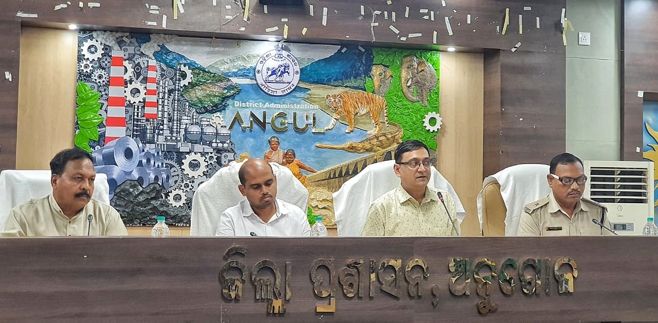 You are currently viewing ଅନୁଗୁଳରେ ଦୁର୍ଗାପୂଜା ଓ ଲକ୍ଷ୍ମୀ ପୂଜା ପ୍ରସ୍ତୁତି ବୈଠକ: ଡିଜେ ସାଉଣ୍ଡ ଓ ବଳପୂର୍ବକ ଚାନ୍ଦା ବନ୍ଦ ପାଇଁ ନିର୍ଦ୍ଦେଶ