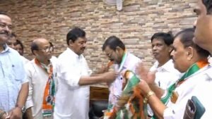 Read more about the article ହାତ ଧରିଲେ ସମାଜବାଦୀ ନେତା ଦେବାଶିଷ ଘୋଷ, କଂଗ୍ରେସରେ ମିଶିଲେ ଶତାଧିକ କର୍ମୀ