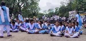 Read more about the article ଦୁର୍ଘଟଣାରେ ଛାତ୍ରୀଙ୍କ ମୃତ୍ୟୁ ପରେ ପ୍ରତିବାଦ: ଜାତୀୟ ରାଜପଥ ଅବରୋଧ କଲେ ଛାତ୍ରଛାତ୍ରୀ