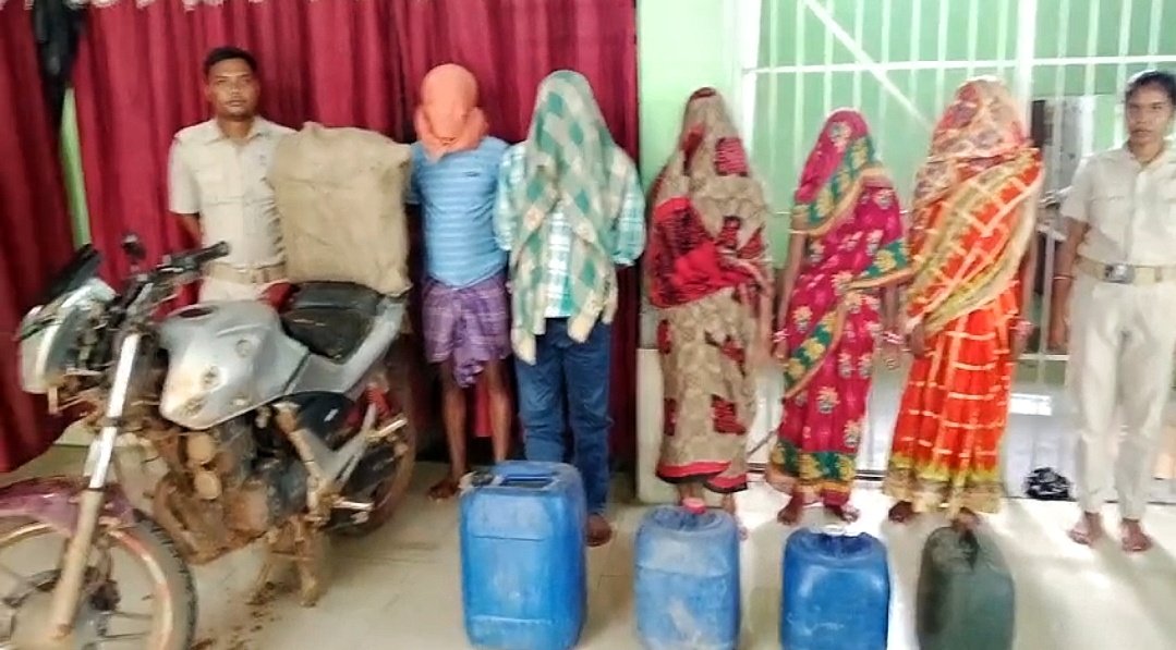 You are currently viewing ବିପୁଳ ପରିମାଣର ଦେଶୀ ମହୁଲି ମଦ ଏବଂ ବାଇକ ଜବତ, ୫ ଅଭିଯୁକ୍ତ ଗିରଫ