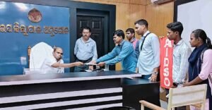 Read more about the article ଛାତ୍ର ସଂସଦ ନିର୍ବାଚନ ଦାବି: ଉଚ୍ଚ ଶିକ୍ଷାମନ୍ତ୍ରୀଙ୍କ ଉଦ୍ଦେଶ୍ୟରେ ଉପ-ଜିଲ୍ଲାପାଳଙ୍କୁ ଦାବିପତ୍ର ପ୍ରଦାନ