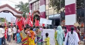 Read more about the article ୱାର୍ଡର ବିଭିନ୍ନ ସମସ୍ୟାର ସମାଧାନ ଦାବି: ପୌରପାଳିକା କାର୍ଯ୍ୟାଳୟ ସମ୍ମୁଖରେ ଅଧିବାସୀଙ୍କ ବିକ୍ଷୋଭ ପ୍ରଦର୍ଶନ