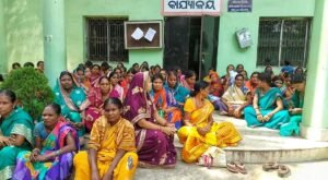 Read more about the article ଏସଏଚଜି ମହିଳାଙ୍କ ଟଙ୍କା ହଡ଼ପ ଅଭିଯୋଗ: ବ୍ଲକ ଘେରିଲେ ଶତାଧିକ ମିଶନ ଶକ୍ତି ଗୋଷ୍ଠୀ
