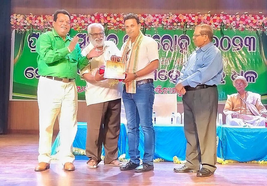You are currently viewing ଆଦର୍ଶ ଗ୍ରୁପ୍ ଅଫ ଇନଷ୍ଟିଚ୍ୟୁସନସ ପକ୍ଷରୁ ପ୍ରତିଭା ସମ୍ମାନ ସମାରୋହ