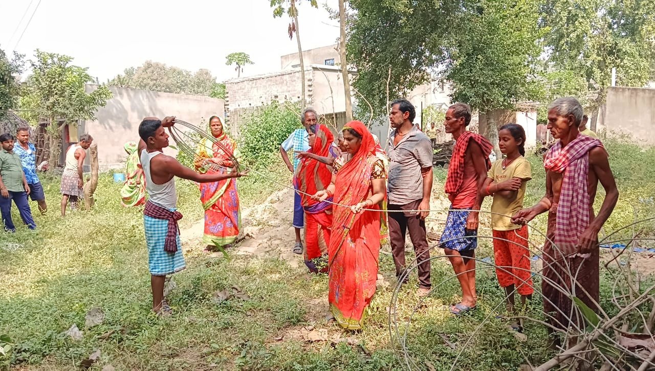 You are currently viewing ଘର ଉପରେ ଛିଣ୍ଡି ପଡ଼ିଲା ୧୧କେଭିର ଇଲେକ୍ଟ୍ରିକ ତାର: ଅଳ୍ପକେ ବର୍ତ୍ତିଗଲେ ୬୦ ପରିବାର ସହ ଗାଈ ଗୋରୁ