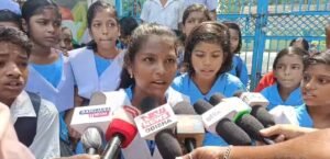 Read more about the article ଆସନ୍ତାକାଲି ପରୀକ୍ଷା: ଶିକ୍ଷକ ନିଯୁକ୍ତି ନେଇ ସ୍କୁଲ ଗେଟ୍ ସାମ୍ନାରେ ଧାରଣାରେ ବସିଲେ ଛାତ୍ରଛାତ୍ରୀ