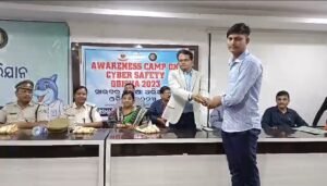 Read more about the article ଅନୁଗୁଳରେ ଅନଲାଇନ ଠକେଇ ନେଇ ସଚେତନ କଲା ସାଇବର ସୁରକ୍ଷା ରଥ: ଆଦର୍ଶ ଗ୍ରୁପ ଅଫ ଇନଷ୍ଟିଚ୍ୟୁଟରେ ସାଇବର ସୁରକ୍ଷା ଅଭିଯାନ ଆୟୋଜିତ