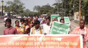 Read more about the article ବିନା ବୈଠକରେ ବିସ୍ଥାପନକୁ ବିରୋଧ: ସାତକୋଶିଆ ଡିଏଫଓ କାର୍ଯ୍ୟାଳୟ ସମ୍ମୁଖରେ ଗାଁ ଲୋକଙ୍କ ଆମରଣ ଅନଶନ