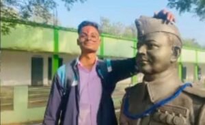 Read more about the article ନେତାଜୀ ସୁବାଷ ବୋଷଙ୍କୁ ଅସମ୍ମାନ: ପ୍ରତିମୂର୍ତ୍ତି କାନ୍ଧରେ ହାତ ପକାଇ ଚଷମା ଭାଙ୍ଗି ନିଜେ ପିନ୍ଧି ରିଲସ କଲେ ଯୁବକ