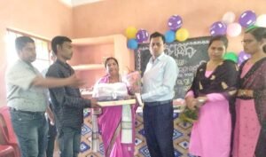 Read more about the article ୩୪ ବର୍ଷର ଶିକ୍ଷକତା ଜୀବନ ଶେଷ, ଶିକ୍ଷୟିତ୍ରୀ ଶାନ୍ତିଲତା ରଥଙ୍କୁ ଅବସରକାଳୀନ ସମ୍ବର୍ଦ୍ଧନା