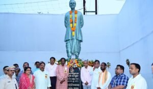 Read more about the article ମହାନ ଜନନାୟକ ନବକୃଷ୍ଣ ଚୌଧୁରୀଙ୍କର ଜିଲ୍ଲାସ୍ତରୀୟ ୧୨୨ତମ ଜୟନ୍ତୀ ପାଳିତ, ଅନାବରଣ ହେଲା ପୂର୍ଣ୍ଣ ଅବୟବ ବ୍ରୋଞ୍ଜ ପ୍ରତିମୂର୍ତ୍ତି