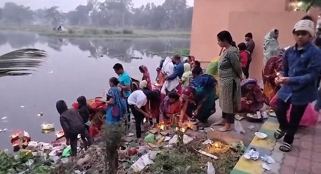You are currently viewing କାର୍ତ୍ତିକ ପୂର୍ଣ୍ଣିମାରେ ଶୈବ ପୀଠରେ ପ୍ରବଳ ଭିଡ଼: ଭୋରରୁ ଭୋରରୁ ଡଙ୍ଗା ଭସାଇଲେ ଶ୍ରଦ୍ଧାଳୁ