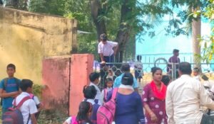 Read more about the article ନାଲକୋ ସରସ୍ଵତୀ ଶିଶୁ ମନ୍ଦିରରେ ଚରମ ଅବହେଳା, ଗେଟ୍ ଡେଇଁ ଯିବା ଆସିବା କରୁଛନ୍ତି ଛାତ୍ରଛାତ୍ରୀ