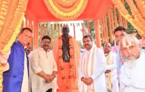 Read more about the article ଜନ୍ମମାଟି ଗୁରୁଜାଙ୍ଗ ଠାରେ ସ୍ୱାମୀ ଲକ୍ଷ୍ମଣାନନ୍ଦ ସରସ୍ୱତୀଙ୍କ ପ୍ରତିମୂର୍ତ୍ତି ଅନାବରଣ କଲେ କେନ୍ଦ୍ରମନ୍ତ୍ରୀ ଧର୍ମେନ୍ଦ୍ର ପ୍ରଧାନ