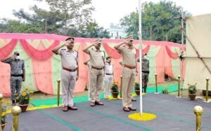 Read more about the article ୬୧ ତମ ଗୃହରକ୍ଷୀ ବାହିନୀ ଦିବସ ପାଳିତ: ଅଭିବାଦନ ଗ୍ରହଣ କଲେ ଜିଲ୍ଲା ଆରକ୍ଷୀ ଅଧୀକ୍ଷକ