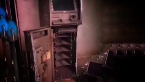 Read more about the article ରାତି ଅଧରେ ଏଟିଏମ୍ ତାଡ଼ି ଲକ୍ଷାଧିକ ଟଙ୍କା ଲୁଟି ନେଲେ ଦୁର୍ବୃତ୍ତ