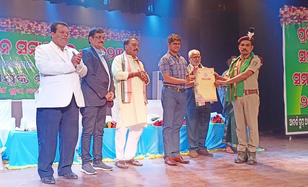 You are currently viewing ଆଦର୍ଶ ଗ୍ରୁପ୍ ଅଫ୍ ଇନଷ୍ଟି ଚ୍ୟୁସନ୍ସ ପକ୍ଷରୁ ପ୍ରତିଭା ସମ୍ମାନ ସମାରୋହ