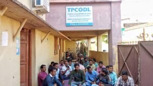 Read more about the article ବକେୟା ଦରମା ସହ ସୁରକ୍ଷା ଉପକରଣ ଦାବି: ଟାଟା କାର୍ଯ୍ୟାଳୟରେ ତାଲା ପକାଇ ବିଦ୍ୟୁତ ଠିକା କର୍ମଚାରୀଙ୍କ ଧାରଣା