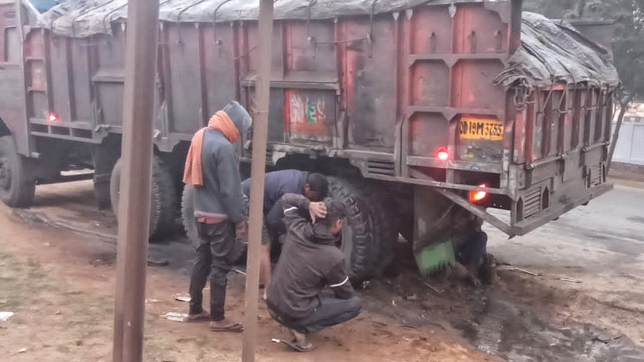 You are currently viewing ଜଳିଲା ଚଳନ୍ତା କୋଇଲା ଟ୍ରକ, ଡ୍ରାଇଭରଙ୍କ ଉପସ୍ଥିତ ବୁଦ୍ଧି ଯୋଗୁ ଟଳିଲା ବଡ଼ ଦୁର୍ଘଟଣା